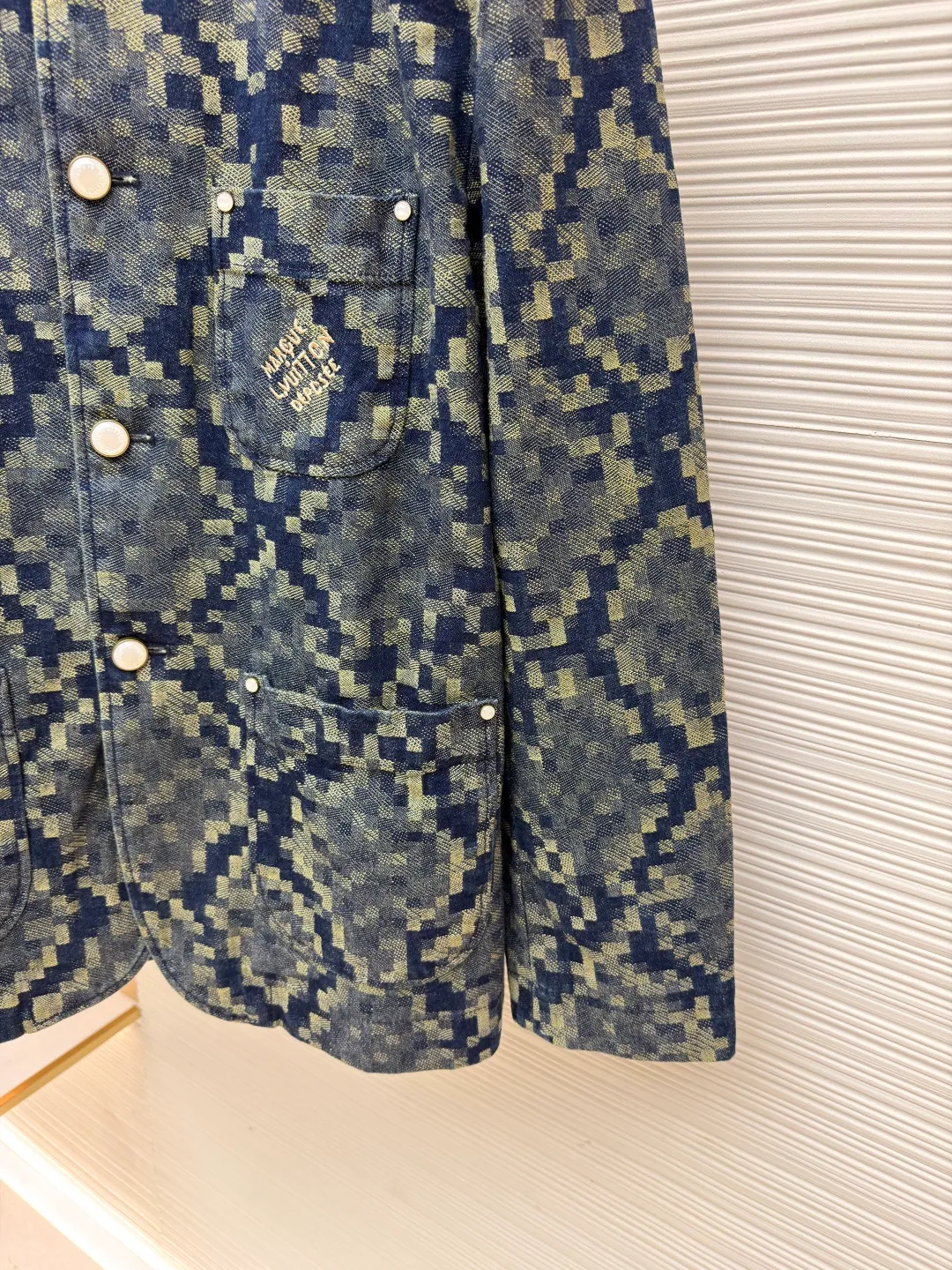 LOUIS VUITTON snake-print denim jacket ●Original version: purchased and developed by 27296 ●Item number: 1681014-C20 ●Fabric: denim fabric ●Technology: Distressed production ●Version: fitted version ●Weight: about 1375 grams ●Size: 46-48-50-52 ●Description: Customized Snakoflage denim for the spring and summer show will be Pharrell The Damoflage pattern written by Williams is transformed into a pixel-effect snake jacquard. The customization cycle is 25 days. The whole body is fixed and counter-cut, including the back pocket splicing, which is fully aligned with the body. It is made of artificial pearls with a pure copper distressed base. The leather tag on the back waist is made of suede and has a high-temperature embossed checkerboard Fei Dong logo. The overall wiring is straight and delicate, the fabric is comfortable and soft, and the color is consistent without color difference. It can be matched with the same style to create a fashionable look and control various occasions. Customized accessories, complete with three standards, same style for men and women!